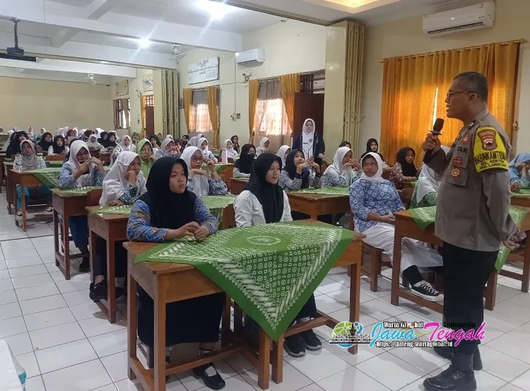 Bhabinkamtibmas Polsek Laweyan Gelar MPLS, Edukasi Siswa Baru SMK Muhammadiyah 4 Surakarta tentang Bahaya Narkoba dan Judi Online