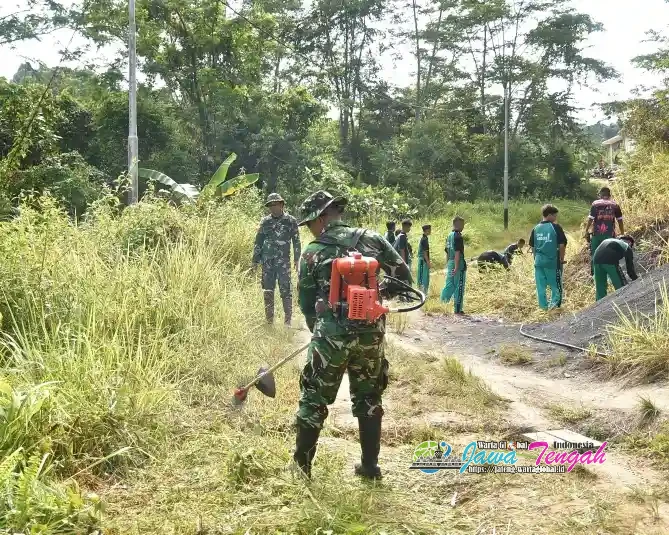 Satgas Pamtas RI-Malaysia Yonarmed 19/Bogani Bersama Tentera Diraja Malaysia (TDM) Gelar Karya Bakti Bersihkan SMA Negeri 1 Entikong Satgas Pamtas RI-Malaysia Yonarmed 19/Bogani Bersama Tentera Diraja Malaysia (TDM) Gelar Karya Bakti Bersihkan SMA Negeri 1 Entikong