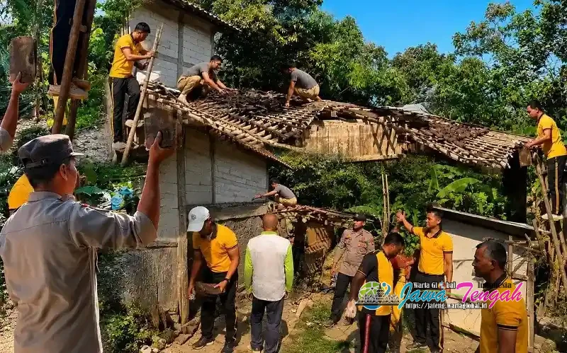 Polsek Mondokan Lakukan Bedah Rumah Warga Tak Layak Huni, Wujud Kepedulian Polri untuk Masyarakat