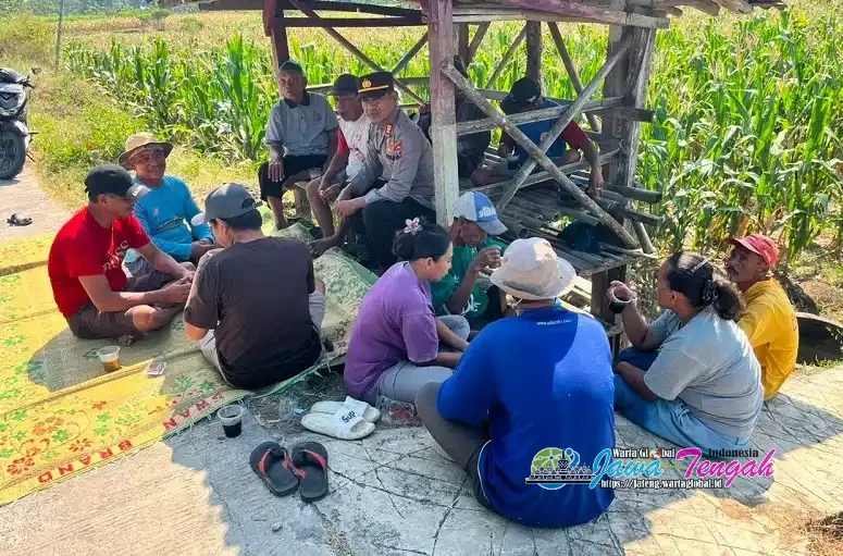 Gelar Kopling! Kapolsek Sumberlawang Ajak Ngopi di Sawah Pererat Kemitraan Polisi dan Petani
