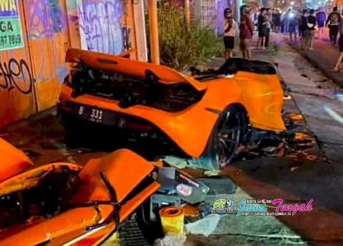 Tabrak Tiang Listrik Mobil McLaren Terbelah Dua, Youtuber Sukoharjo Selamat