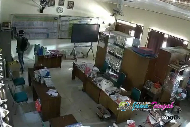Aksi Pencurian di SDN 1 Mojorejo Terekam CCTV, Proyektor Raib Digondol Maling Aksi Pencurian di SDN 1 Mojorejo Terekam CCTV, Proyektor Raib Digondol Maling