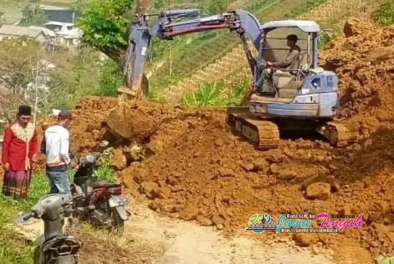 Longsor Timbun Jalan, Akses Jalan di Jatiyoso, Dusun Tawang Sempat Terisolasi Longsor Timbun Jalan, Akses Jalan di Jatiyoso, Dusun Tawang Sempat Terisolasi