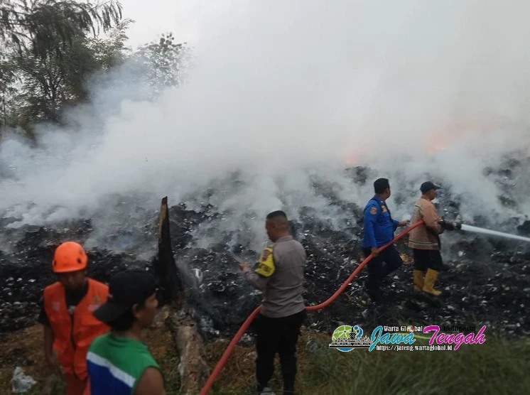 TPS Bumdes Tasikmadu Terbakar, Polisi dan Pemadam Kebakaran Berhasil Padamkan Api