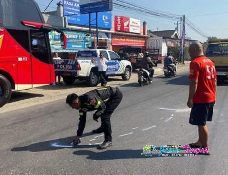 Gagal Nyalip Bus, Pemotor Terjatuh di Baturetno, Pembonceng Alami Cedera Kepala