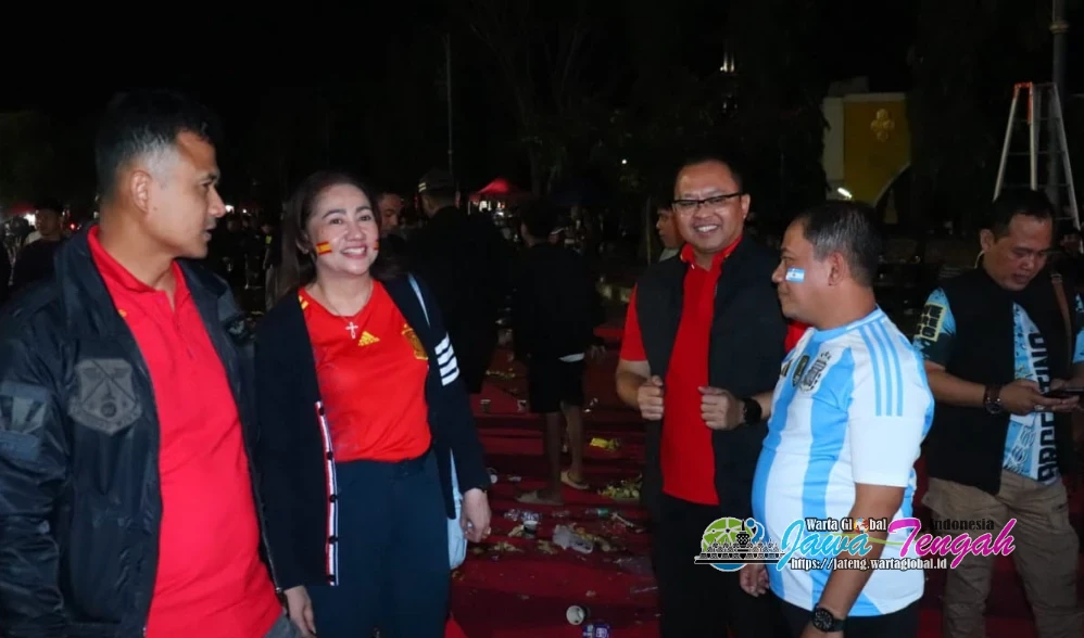 Alun-alun Kajen, Dipadati Ribuan Warga Nobar Final Piala Dunia 2026, Argentina vs Spanyol Alun-alun Kajen, Dipadati Ribuan Warga Nobar Final Piala Dunia 2026, Argentina vs Spanyol