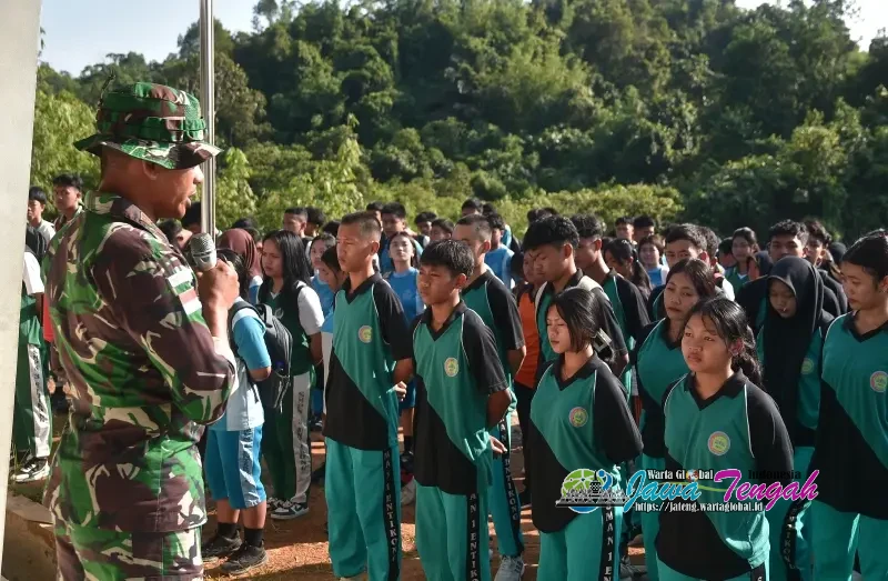 Satgas Pamtas RI-Malaysia Yonarmed 19/Bogani Bersama Tentera Diraja Malaysia (TDM) Gelar Karya Bakti Bersihkan SMA Negeri 1 Entikong